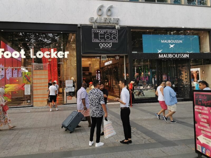 Boutique sur les Champs Elysée