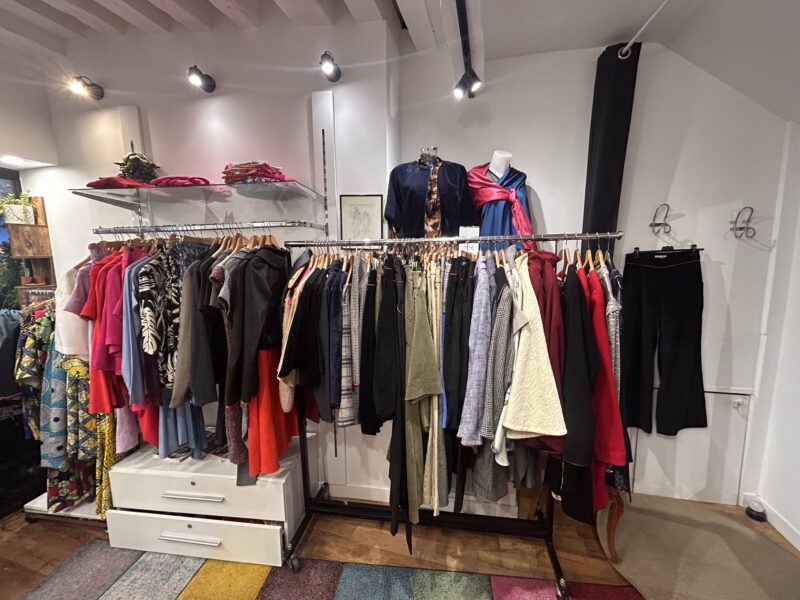 Corner créateur disponible – Boutique partagée rue Saint-Martin (Rambuteau, proche Marais)