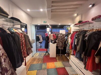 Corner créateur disponible – Boutique partagée rue Saint-Martin (Rambuteau, proche Marais)