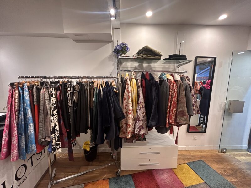 Corner créateur disponible – Boutique partagée rue Saint-Martin (Rambuteau, proche Marais)