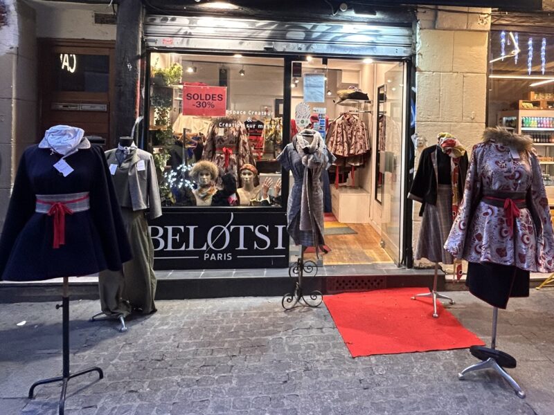 Corner créateur disponible – Boutique partagée rue Saint-Martin (Rambuteau, proche Marais)